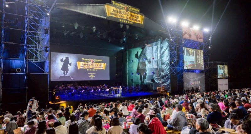 高雄春藝草地音樂會登場 《加勒比海盜》電影音樂會吸引近四千人共賞