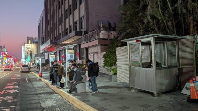 台南火車站前廣場改造調整動線首日順暢