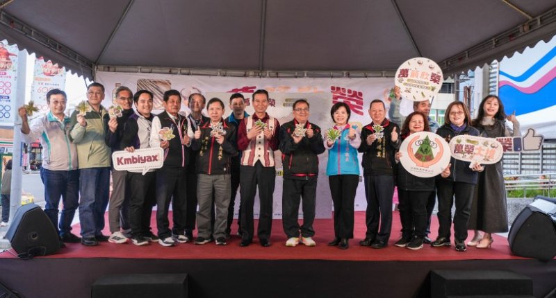 萬箭欣榮！萬榮鄉箭筍暨農特產品推廣活動遠百登場 「萬榮開筍」拼圖儀式象徵全鄉大團結