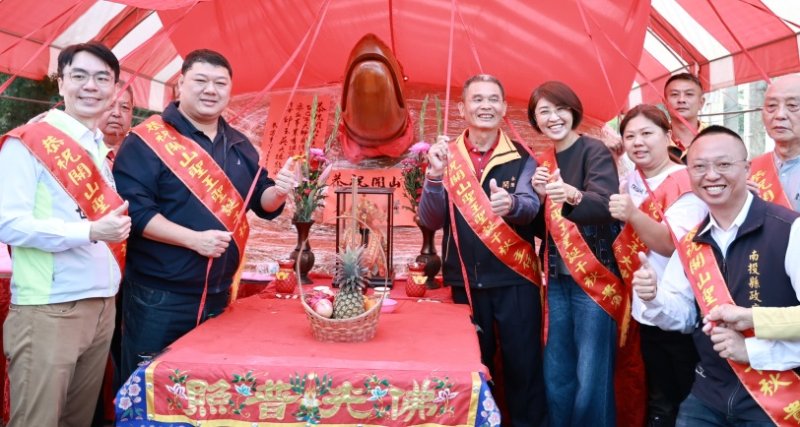 鹿谷開山廟28,888斤大神龜  許淑華到場團拜揭紅綵