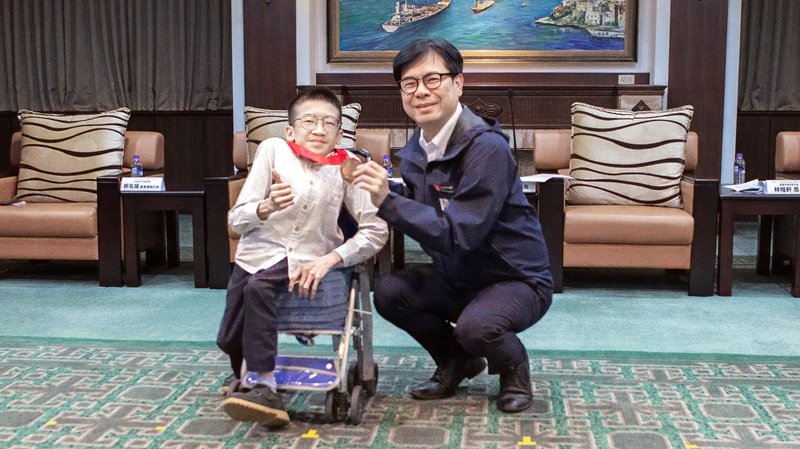 全國4席拿下2席  高雄青年社團稱霸台新志工菁英獎