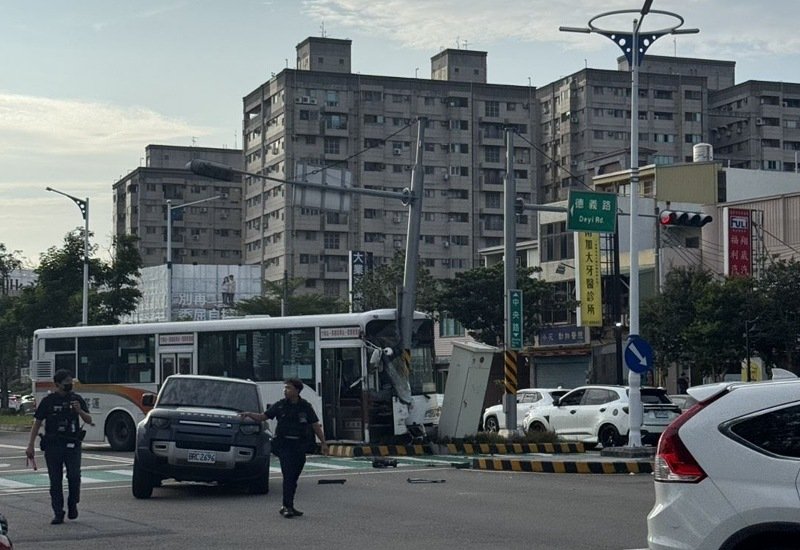 頭份中央路客運撞車釀6傷　   疑疲勞駕駛肇事、縣府要求業者負擔醫療費用