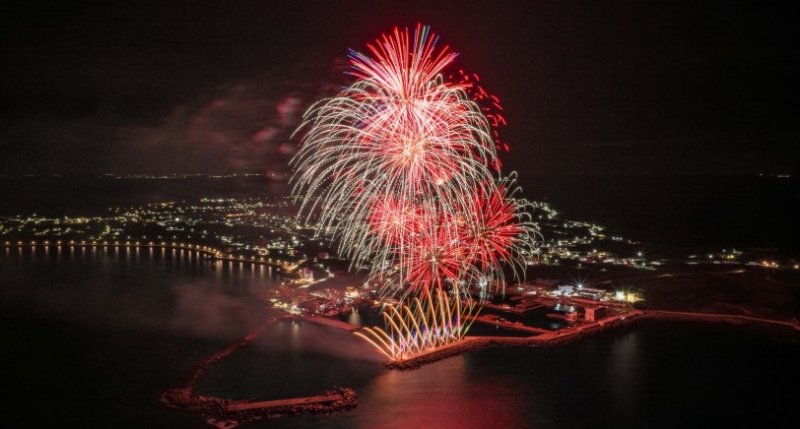 雙心石滬躍上夜空！2026澎湖國際海上花火節七美場浪漫登場　300架無人機描繪七美之美驚艷全場