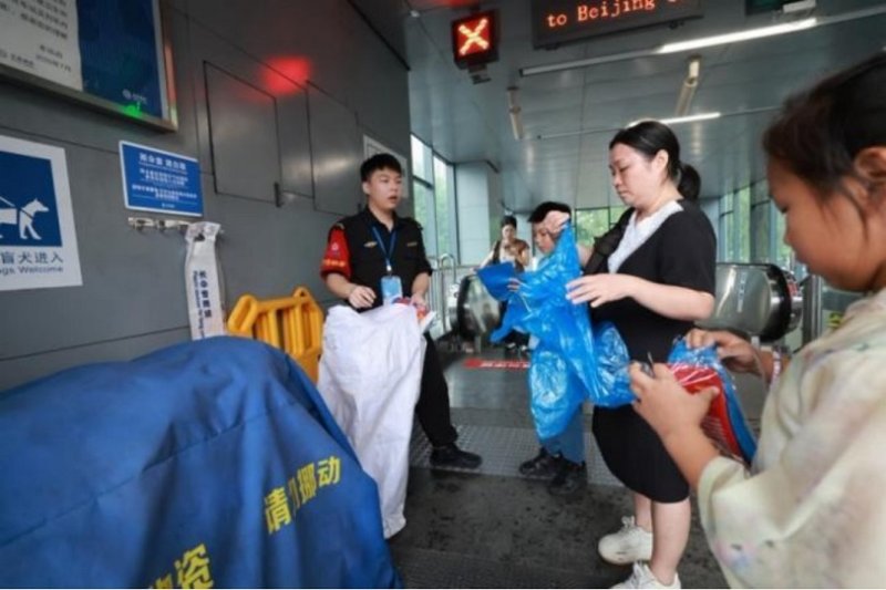 北京地鐵備妥160萬件雨衣  汛期免費發放延續20年暖心服務