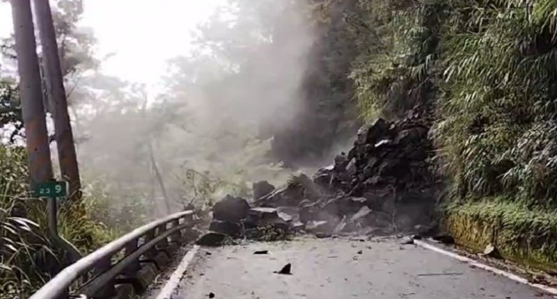 天池路段因邊坡坍方道路阻斷  預計今日上午10時搶通
