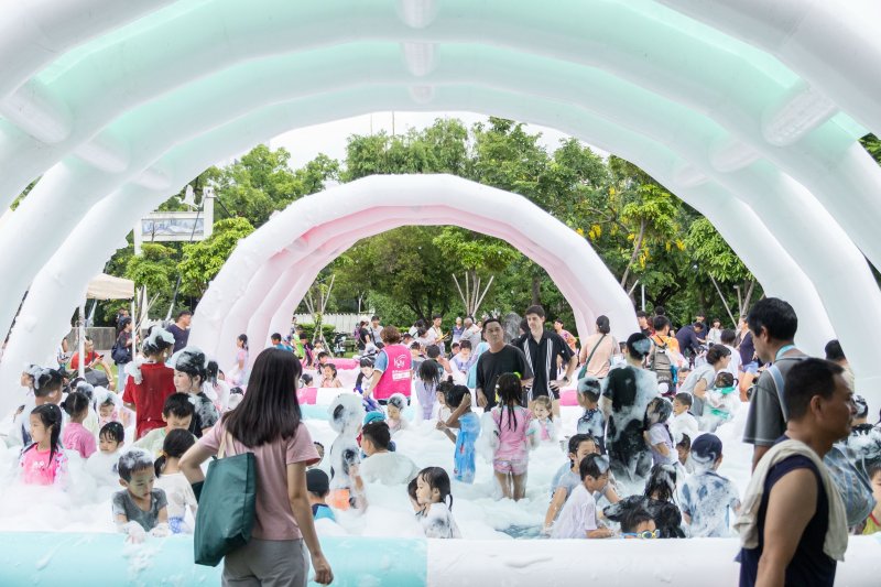 千禧公園變身夢幻水樂園！「夏日泡泡趴」巨型滑水道千人戲水降溫
