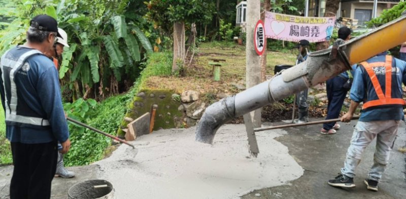 花旗山莊路面掏空電桿倒  楊崎堯獲報搶修居民安心