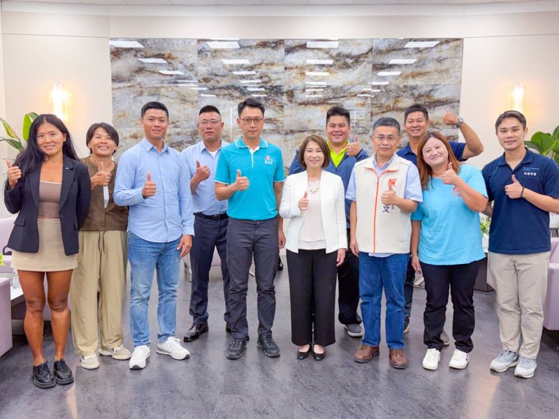 屏東8位青農獲第八屆百大青農殊榮 縣長周春米頒匾表揚祝賀！