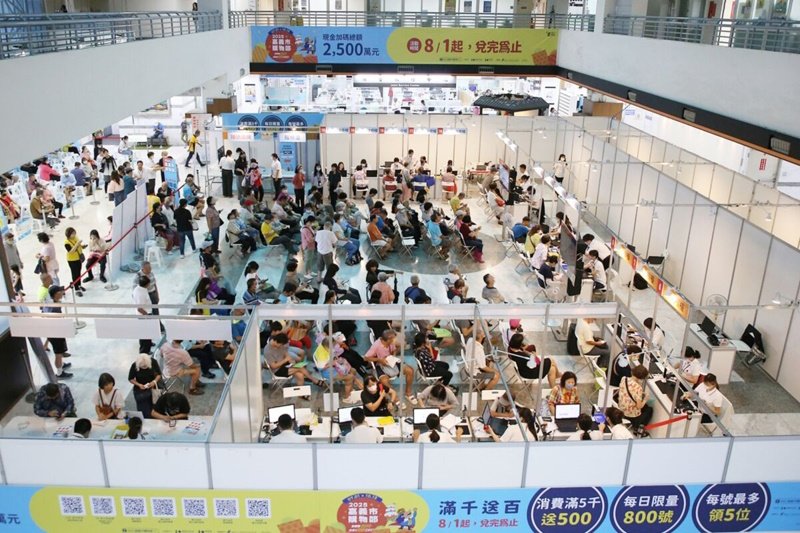 嘉義市購物節發票登錄突破1億元 破億幸運兒喜獲住宿券 嘉義市民最期待專屬「滿千送百領現金」8月3日接續登場