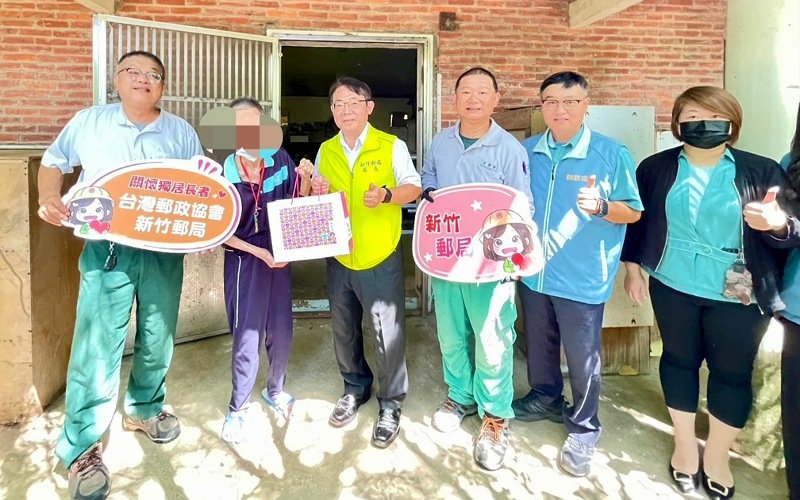 新竹郵局化身社區守護者！局長沈佛龍帶隊清雜草除廢棄物     溫暖關懷獨居長者