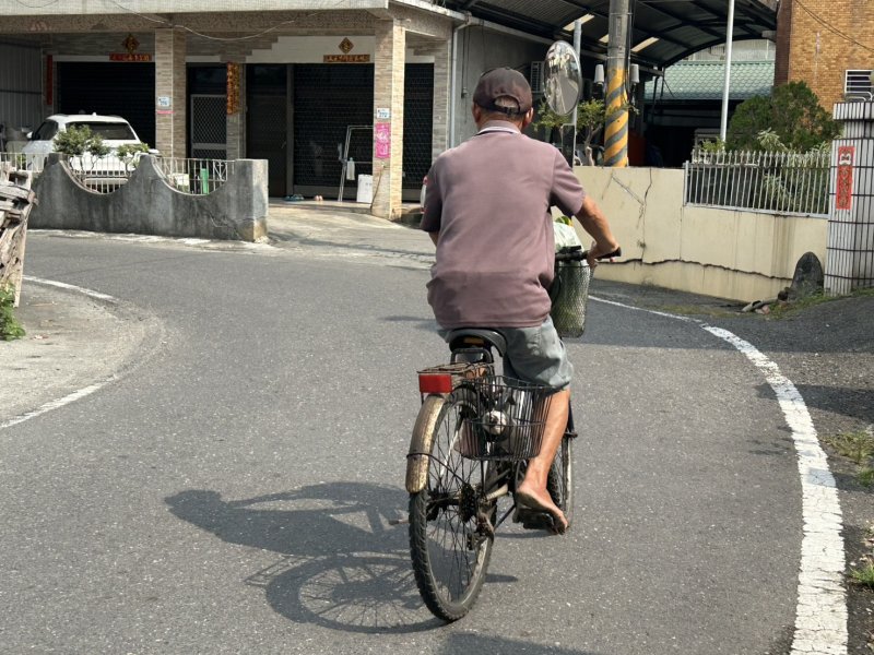 莊老先生走路，騎乘自行車，常常光腳
