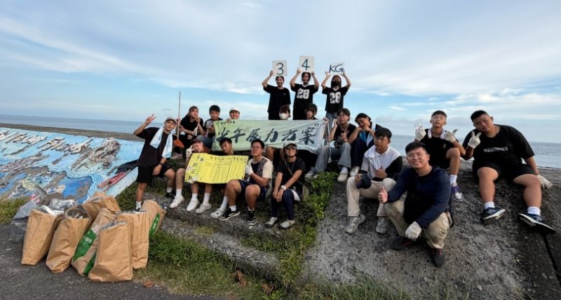 屏東家扶少年展力小琉球畢旅　師生淨灘清出34公斤海洋垃圾