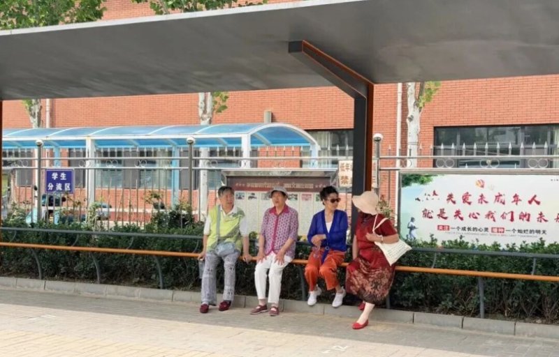北京小學門口「一根橫桿」走紅　兼當座椅、護欄獲網友點讚