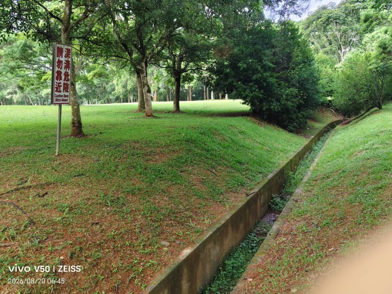 中央單位  地方政府  大學，請擦拭道路號誌及看板  不要「蒙塵」了