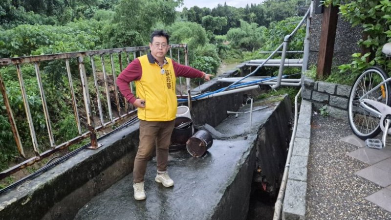 大樓門前掏空急灌漿  左楠市議員參選人薛兆基呼籲市府補足應變盲點
