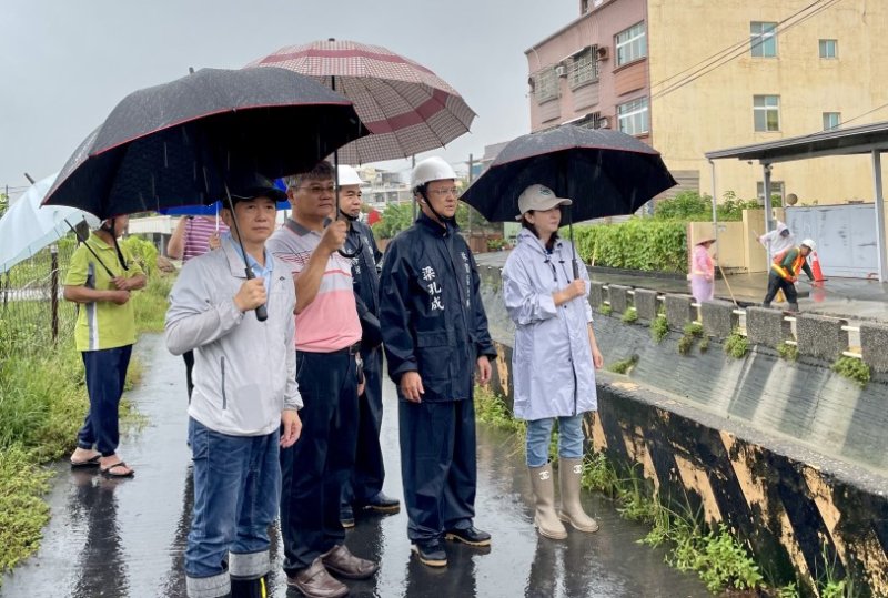 豪雨造成林園道路塌陷  農水署高管處跨單位勘查緊急灌漿搶修 保障民眾行與住的安全！
