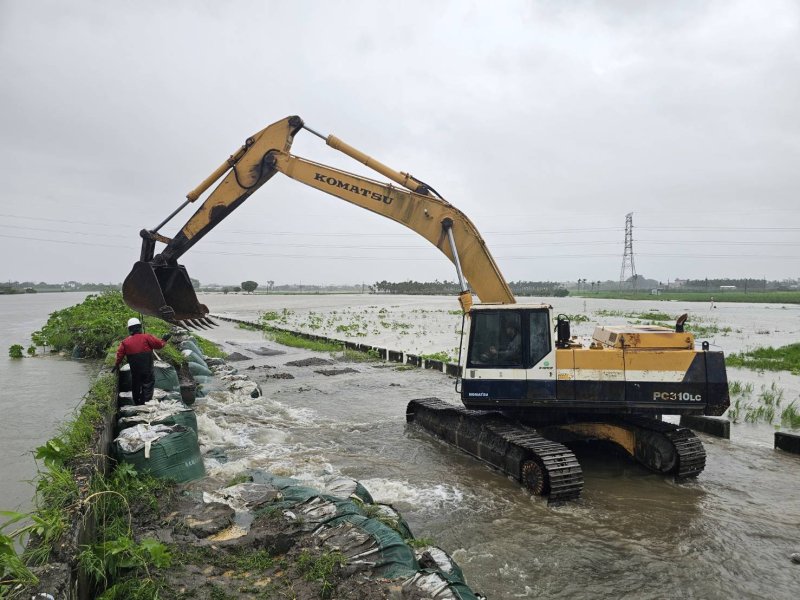 談論「屏東縣大水  堤防出現潰堤」的攻防戰  立委對縣政府不同看法