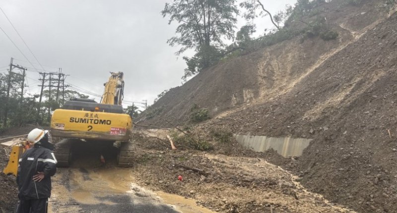 甲仙區白雲寺路段因邊坡坍方道路阻斷無法通行  預計今午3時搶通