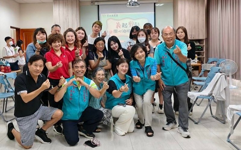 義起剪髮迎新學期　      苗栗家扶攜手設計師為通苑百位親子剪出自信