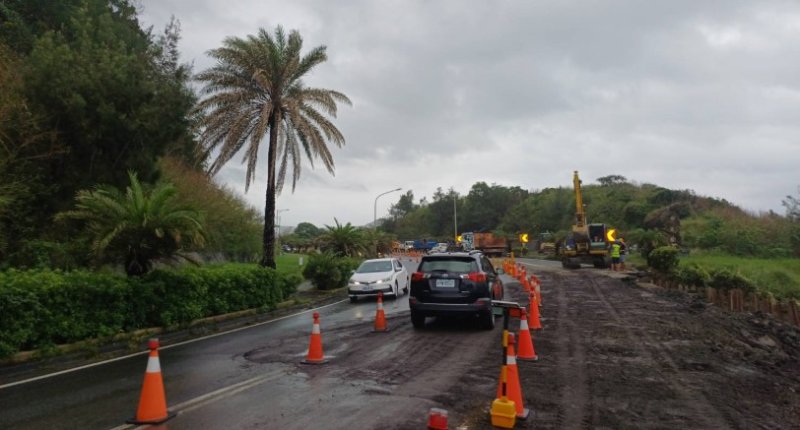墾丁石牛溪路段受連日降雨及自來水管破裂造成路基流失下陷災害   已搶修成2車道供南北向通行