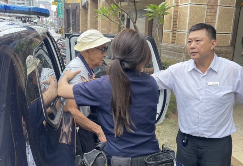 老翁身體不適倚柱難行　新興暖警即時伸援助返家