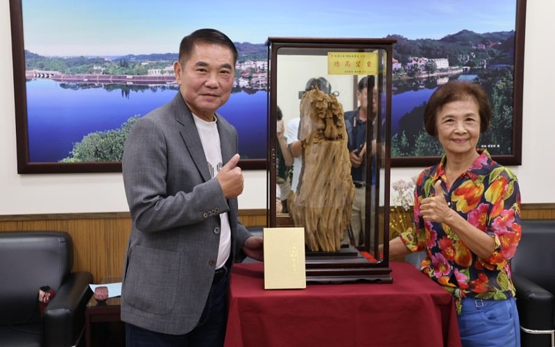 鍾東錦表揚大漢之音臺長陳裕美     　60年堅持傳承客語與客家文化