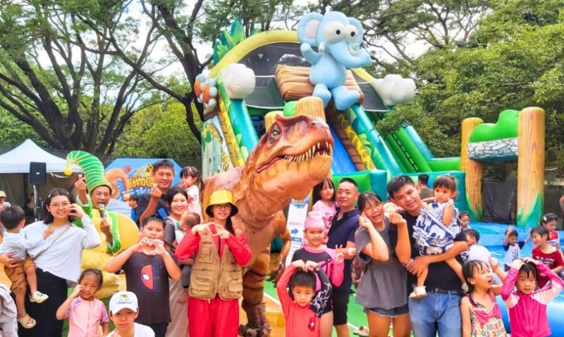 壽山動物園「奇幻水樂園」本週末最終場 泡泡秀、恐龍互動陪親子清涼放電