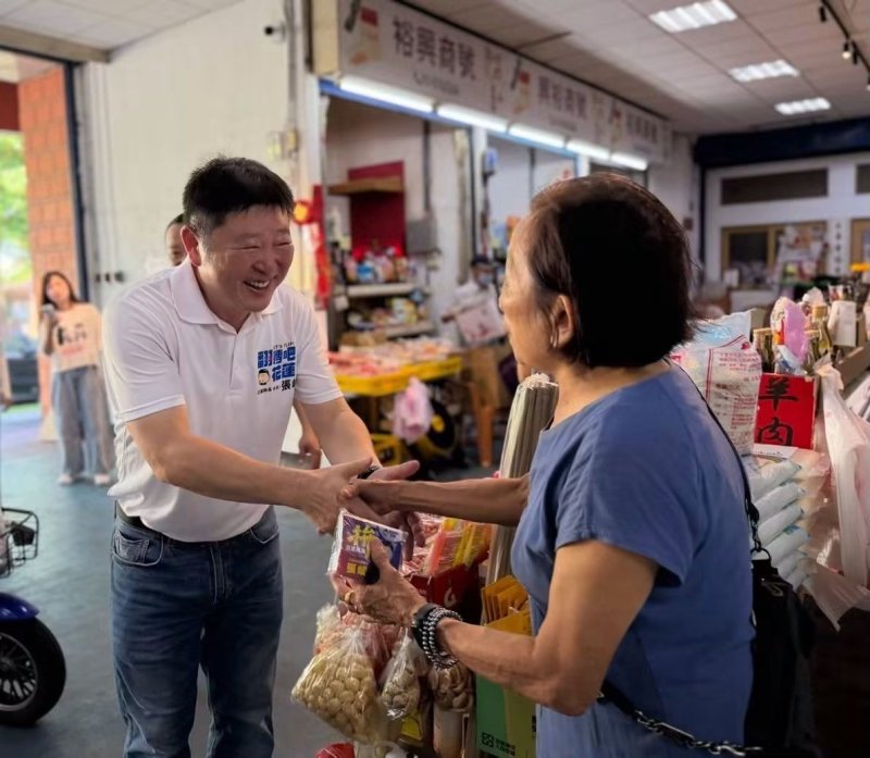蔡中岳現身花蓮縣長候選人張峻團隊引議　「只是拍照志工？」特殊團隊角色受關注