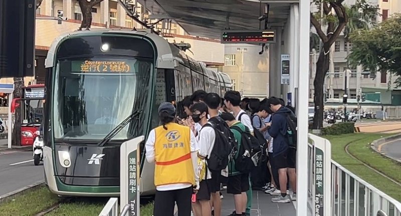 高雄輕軌成低碳新時代校車   年成長13％   打造「家長安心、學生舒適」的綠色通學列車