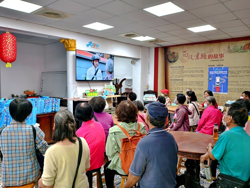 呷茶聽宣導！南投縣府響應交通安全月 深入市場吸引民眾熱烈響應