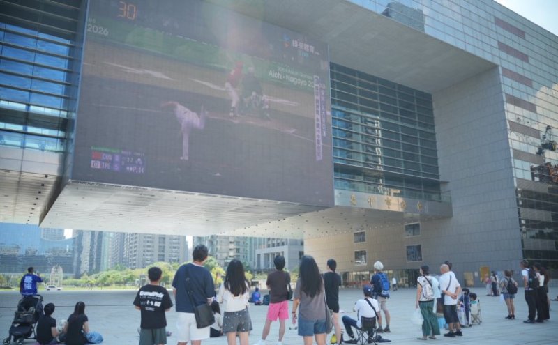 亞運棒球中華隊摘銅！台中1,300吋大螢幕熱血應援 球迷齊聚市府前見證榮耀