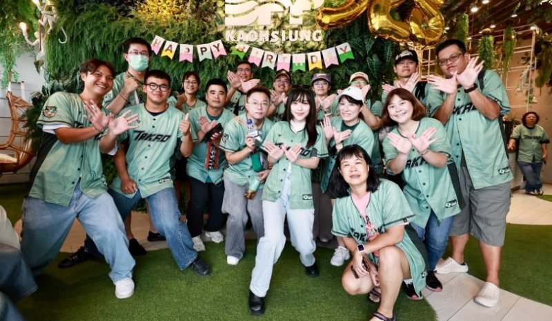 民進黨40生咖高雄爆人氣　黃捷用創意串起跨世代熱情　「洋流徽章」10分鐘秒殺