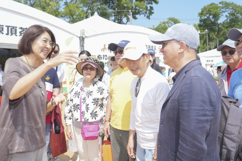 港澳踩線團乘「台灣好行」暢遊南投之美 逛茶博巧遇許淑華縣長 大讚南投好茶