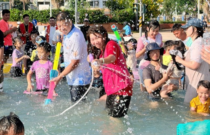 女議員玩瘋了！李雅靜換裝跳進水樂園  慘遭小朋友水槍圍攻